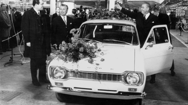 Automobilindustrie: Die Nummer eins aus Saarlouis: Ein "Hundeknochen"-Escort, in Empfang genommen unter anderem vom damaligen CDU-Ministerpräsidenten Franz-Josef Röder (rechts).