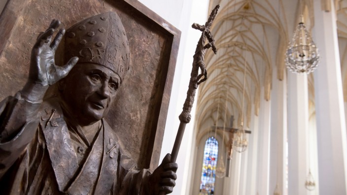 Missbrauch in der katholischen Kirche: Ein Relief in der Frauenkirche erinnert an das Wirken von Papst Benedikt XVI. als Münchner Erzbischof.