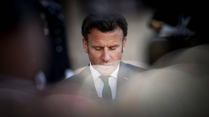 Euro-Zone: Frankreichs Präsident Emmanuel Macron steht vor eine schwierigen Aufgabe: Das Land müsste sparen, doch dafür fehlt ihm nun die Mehrheit im Parlament.