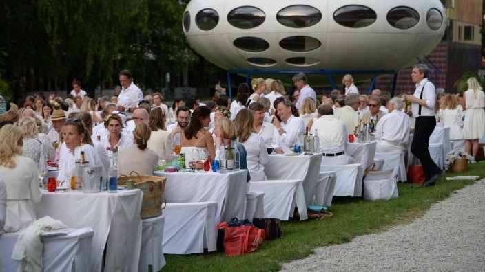 Szenario: Das Wetter hielt, man hatte sich viel zu erzählen. Etwa 300 Gäste folgten der Einladung zum "Picnic en blanc" vor der Pinakothek der Moderne.