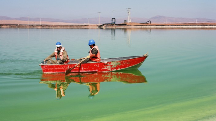 Zölle: Arbeiter auf dem Salar de Atacama in Chile: Der Salzsee beherbergt einen großen Teil der weltweiten Lithium-Reserven. Ein Handelsvertrag soll der EU besseren Zugang bescheren.
