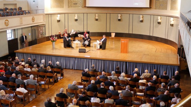 Landesgeschichte: Zum 75. Geburtstag des Instituts für Bayerische Geschichte sind viele Gäste in die Große Aula der Ludwig-Maximilians-Universität gekommen.