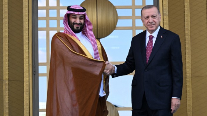 Mohammed bin Salman in der Türkei: Präsident Erdoğan (r) empfängt den saudischen Kronprinzen Mohammed bin Salman zum Staatsbesuch in Ankara.