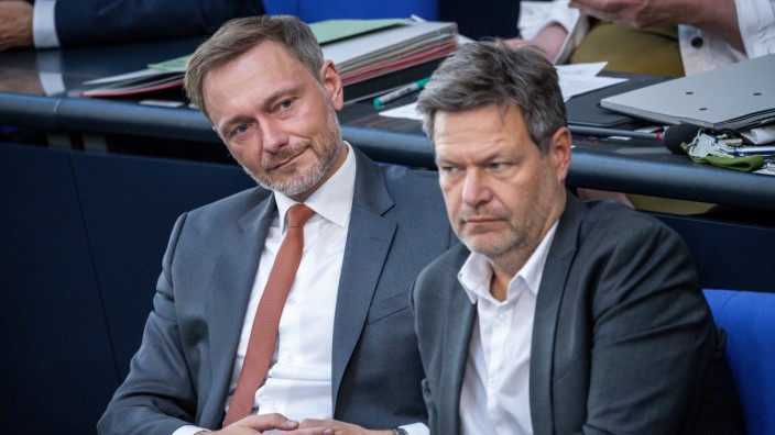 Koalitionsausschuss: Bloß kein Streit: Finanzminister Christian Lindner (FDP; li.) und Wirtschaftsminister Robert Habeck (Grüne) im Bundestag.
