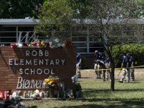 Amoklauf in Uvalde: Nach Schulmassaker in Texas: Zuständiger Polizeichef beurlaubt