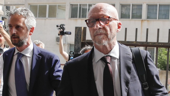 Verdacht der schweren sexuellen Nötigung: Der Oscar-Preisträger Paul Haggis (r.) mit seinem Anwalt Michele Laforgia am Mittwoch auf dem Weg zur Anhörung im Gericht in Brindisi.