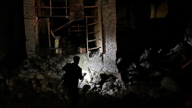 Afghanistan: Afghanen suchen in der Nacht nach Überlebenden nach dem Erdbeben in der Provinz Paktika.