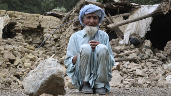 Erdbeben in Afghanistan: Ein Mann vor seinem zerstörten Haus in der Provinz Khost