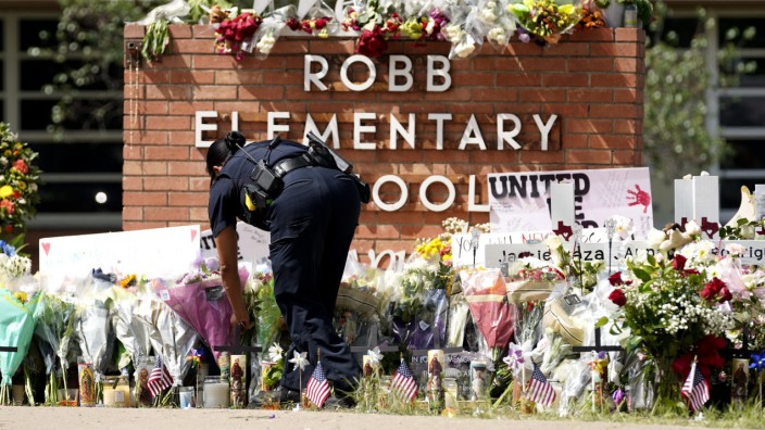 Amoklauf an US-Grundschule: Kurz nach dem Massaker legt eine Polizistin Blumen am Tatort nieder