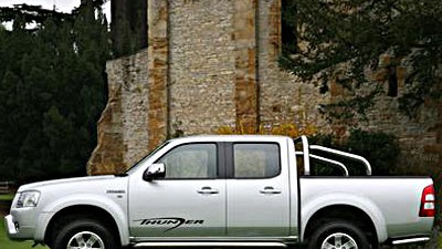 Ford Ranger: Ford Ranger: Mit einem hochglanzpolierten Sportbügel auf der Ladepritsche, verchromten Einstiegsschwellern und einem ebenfalls chromglänzenden Heck-Unterfahrschutz sorgt das "Limited"-Modell für einen kernig-sportlichen Auftritt.