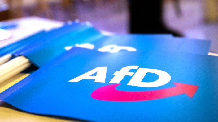 Landtagswahl: Fähnchen mit dem Logo der AfD liegen beim Landesparteitag der AfD Bayern 2018 auf einem Tisch.