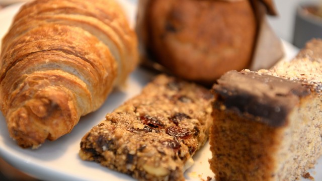 Plänty Sandwiches: In der Vitrine lie Croissants, Muffins, Müsliriegel und Bananenkuchen.