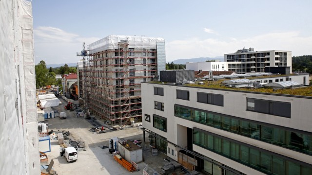 Geretsrieder Stadtentwicklung: Von der Egerlandstraße geht der Blick in einer gewissen Höhe über das neue Sparkassen-Gebäude zu den Alpen.