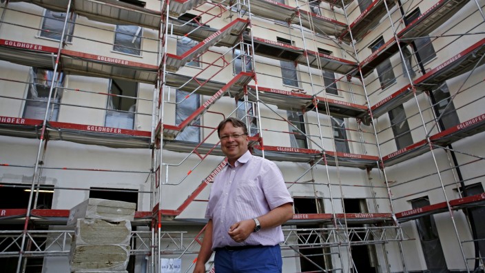 Geretsrieder Stadtentwicklung: Wolfgang Selig, Geschäftsführer der Baugenossenschaft Geretsried, ist zufrieden mit dem Baufortschritt: Im Juli werden die Gerüste abgebaut.