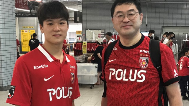 Corona im japanischen Fußball: Zwei, die ihre Urawa Red Diamonds so gerne auch wieder lauter unterstützen würden: Yoshio Kobayashi (re.) und sein Sohn Takahiro.