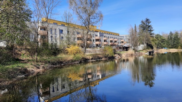 Genossenschaftlich Wohnen: Das Haus der Wohn-Gut liegt an einem Teich.