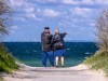 Rente und Altersvorsorge: Zwei Senioren am Meer