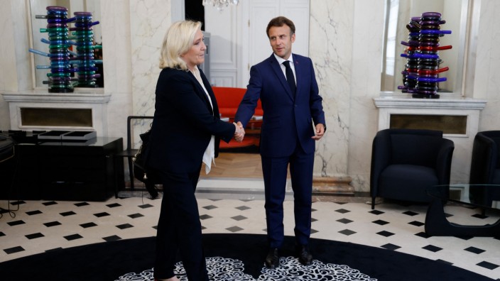 Frankreich: Präsident Macron begrüßt Marine Le Pen im Élysée-Palast. Le Pens rechtsextreme Partei wird nach jetzigem Stand die größte Oppositionsfraktion stellen.