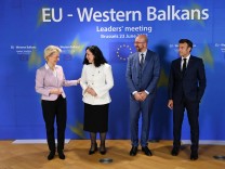 EU-Kommissionspräsidentin Ursula von der Leyen, trifft Vjosa Osmani-Sadriu (Kosovo), Charles Michel ( Europarat) und  Emmanuel Macron.