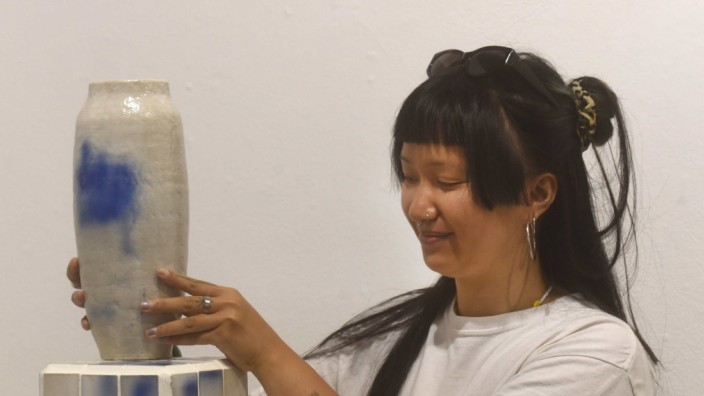 Ausstellung in Dachau: Airbrush auf Keramik: Trami Nguyen stellt ihre Arbeiten in der KVD-Galerie vor.