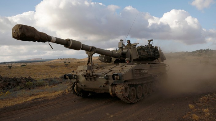 Israel und Iran: Israels Armee - hier eine Panzerhaubitze auf den Golanhöhen - soll im Westen Irans Hunderte iranische Drohnen bei einem Luftschlag zerstört haben.