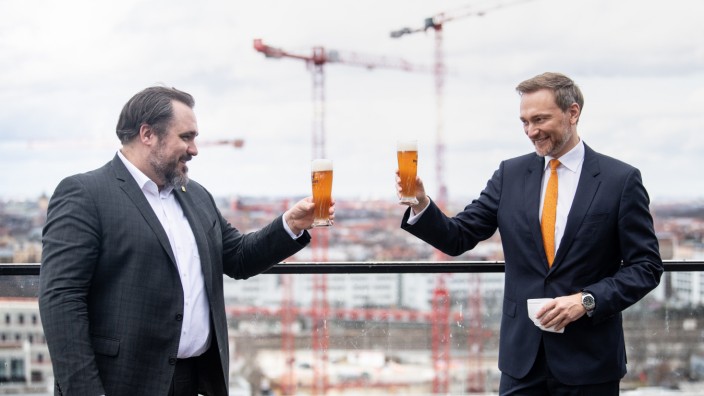 Wie einst in der Opposition: Sieht aus wie ein Prost auf die Immobilienwirtschaft, tatsächlich stoßen Daniel Föst (links) und der FDP-Bundesvorsitzende Christian Lindner hier am Rande des politischen Aschermittwochs 2021 an.