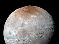 Astronomie: Wo Plutos Mond seinen roten Fleck her hat