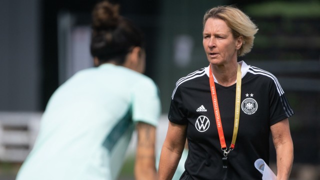 DFB-Frauen gegen die Schweiz: "Wir haben ein paar richtig wichtige Schritte gemacht": Bundestrainerin Martina Voss-Tecklenburg hofft, dass ihr Team in den vergangenen Wochen zusammengefunden hat.