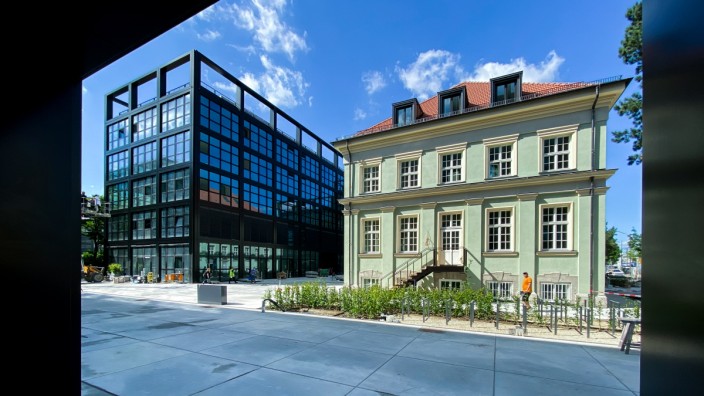 Werksviertel: Alt und neu kombiniert: Die Rhenania-Villa ist fertig saniert und erstrahlt neben Neubaukomplexen in frischem Glanz.