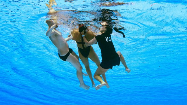 Schwimm-WM: Andrea Fuentes (rechts) hat Anita Alvarez schließlich auch mithilfe weiterer Helfer an die Oberfläche zurückgeholt.