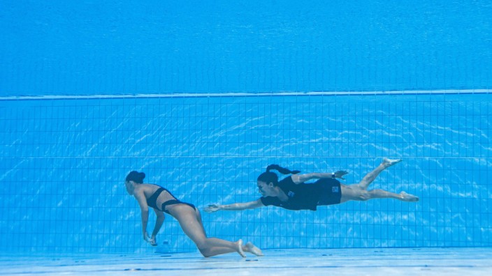 Schwimm-WM: Dramatische Rettung: Trainerin Andrea Fuentes (rechts) auf dem Weg zu Anita Alvarez, die im Wettkampfpool von Budapest das Bewusstsein verloren hat.