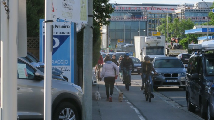 Verkehr: Während für die Autos auf der Staatsstraße zum Teil vier Fahrspuren zur Verfügung stehen, werden Fahrradfahrer zwischen Fußgängern und parkenden Wagen eingezwängt.