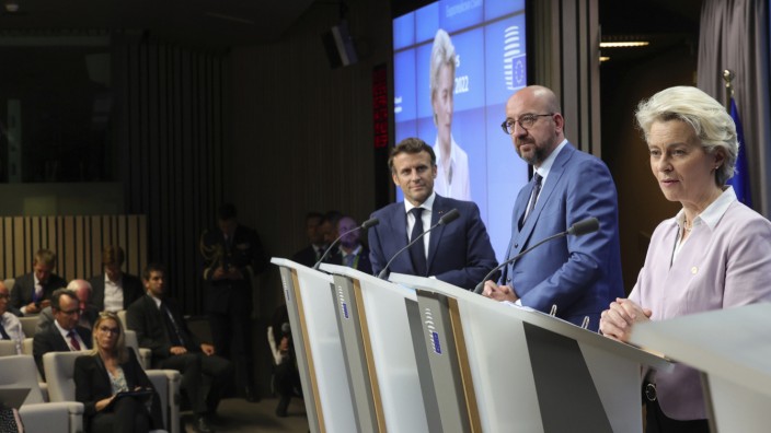 EU und die Ukraine: Die Verantwortung wird größer, damit steigen auch die Risiken: Kommissionpräsidentin Ursula von der Leyen, Ratspräsident Charles Michel und Frankreiches Präsident Emmanuel Macron bei der Pressekonferenz in Brüssel.