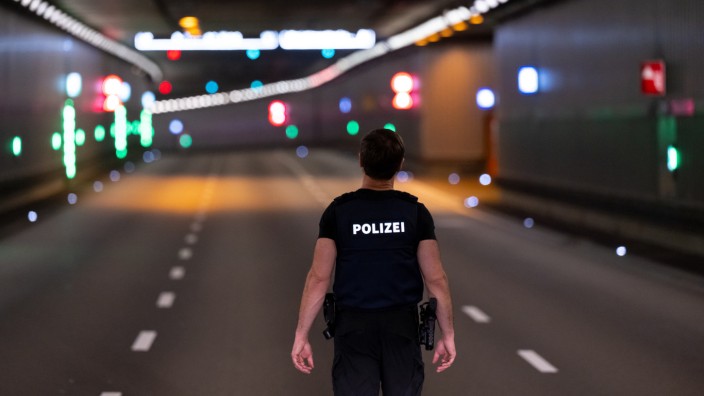 Verkehr und G 7: Polizisten durchsuchen den Luise-Kisselbach-Tunnel, der auf der Protokollstrecke des G7-Gipfels liegt.