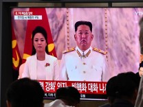 Kim Jong-un und seine Frau Ri Sol-ju auf einem Bildschirm im Bahnhof von Seoul. Der Ton wird rauer auf der koreanischen Halbinsel.
