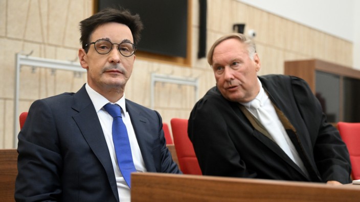Prozess: Innogy-Manager Bernhard Günther und sein Rechtsanwalt Martin Meinberg 2022 bei einem Gerichtstermin.