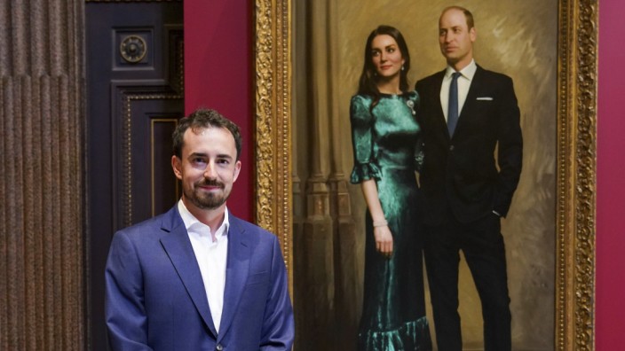 Kate und William: Der Künstler und sein Werk: Jamie Coreth posiert vor dem William-und-Kate-Doppelporträt im Fitzwilliam Museum in Cambridge.