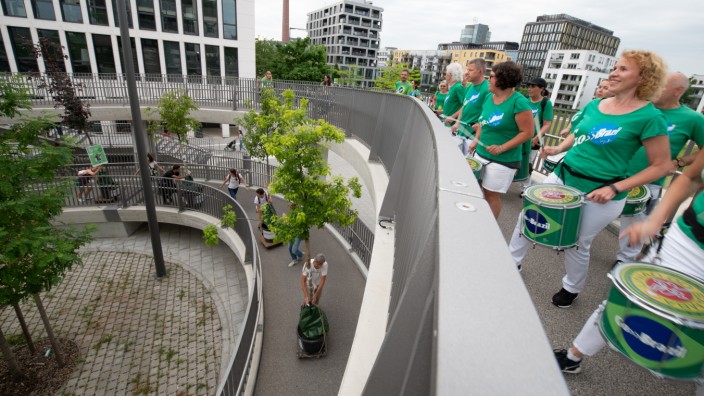 Ludwigsvorstadt: Bäume auf Wanderschaft: Der Verein Green City zieht die Pflanzkübel vom Arnulfpark in die Schwanthalerstraße um - und die Samba-Band trommelt dazu.