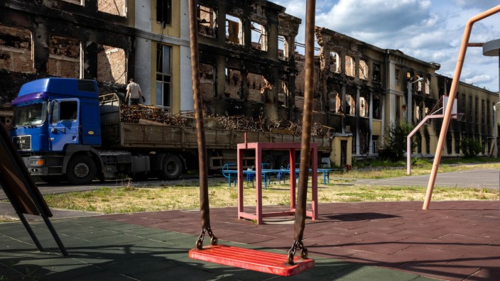 Schulen: Auch Schulen werden im Ukraine-Krieg zerstört - wie hier in Charkiw. Geflohene Lehrerinnen könnten öfter in Deutschland unterrichten, als es tatsächlich geschieht.