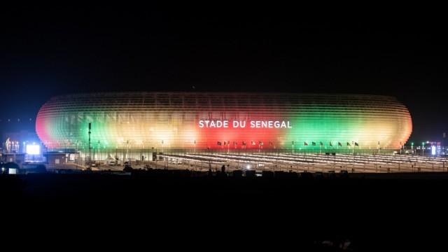 München 1972: Schön schaut es ja aus, das neue olympische Stadion in Senegal, hier illuminiert in den Nationalfarben.