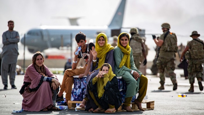 Afghanistan: Eine Familie auf dem Flugplatz Kabul im August 2021