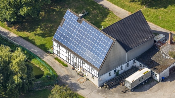 Energiewende: Ein Fachwerkhaus mit Solardach im Ruhrgebiet. 10,8 Millionen Privathäuser sind in Deutschland für Solarstrom geeignet.
