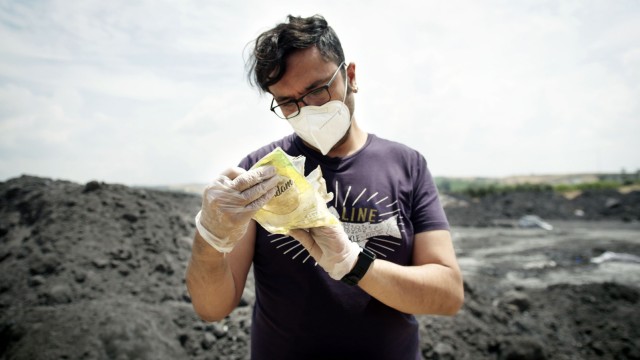 Favoriten der Woche: Rauchende schwarze Ascheberge aus deutschen Plastikverpackungen: Türkischer Aktivist, der gegen illegale Mülldeponien kämpft, in "Die Recyclinglüge".