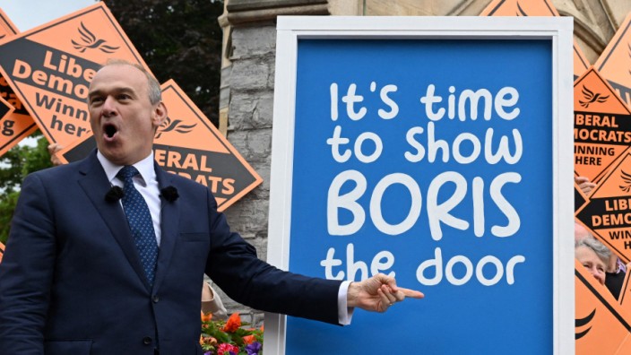 Großbritannien: Ed Davey, Parteichef der Lib Dems, im Wahlkampf gegen Boris Johnson
