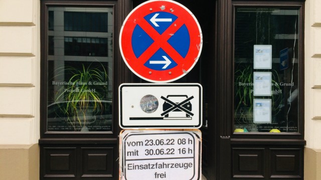 München: Nur noch für Einsatzfahrzeuge: In der Stadt fallen derzeit Parkplätze weg.
