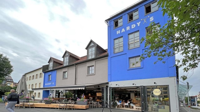 Architektouren 2022: Zum Hardy's Fitnessstudio in Fürstenfelbruck gehört nun auch Gastronomie. In der "Daily's Juice Bar & Kitchen" kann man im Sommer auch draußen sitzen.