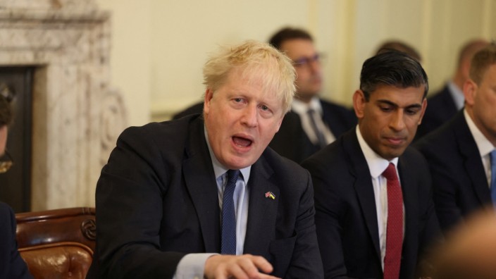 Großbritannien: Boris Johnson bleibt und bleibt.