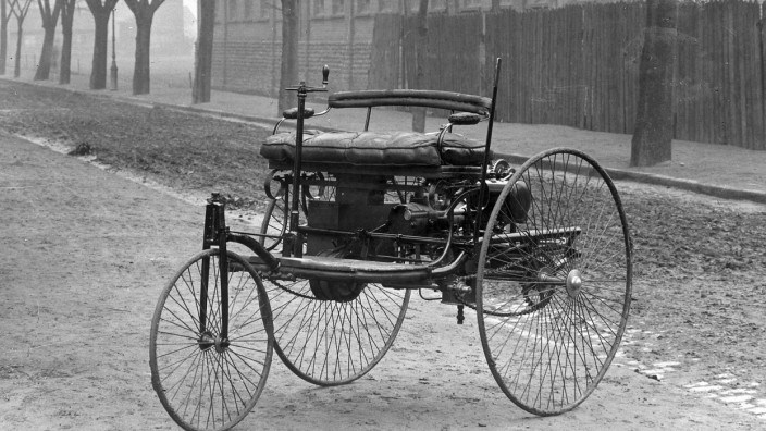 E-Fuels: Seit 136 Jahren treiben Verbrennungsmotoren Fahrzeuge an, der Benz-Patent-Motorwagen von 1886 gilt als das erste moderne Automobil.