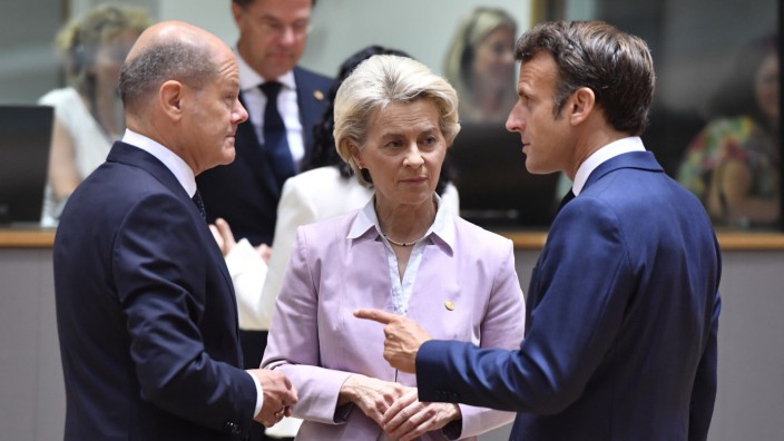 Europäische Union: Könnten sich vorstellen, in der "gleichen Straße" zu wohnen: Bundeskanzler Olaf Scholz mit Ursula von der Leyen, Präsidentin der Europäischen Kommission, und dem französischen Präsidenten Emmanuel Macron.