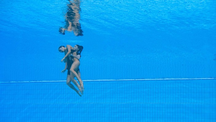 Synchronschwimmen: Anita Alvarez wird von ihrer Trainerin Andrea Fuentes gerettet. Den Umständen entsprechend geht es der Synchronschwimmerin aktuell gut.